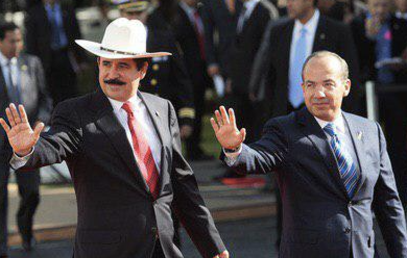 Prianistas se olvidan de cuando Calderón dió asilo político a Mel Zelaya, expresidente de Honduras.