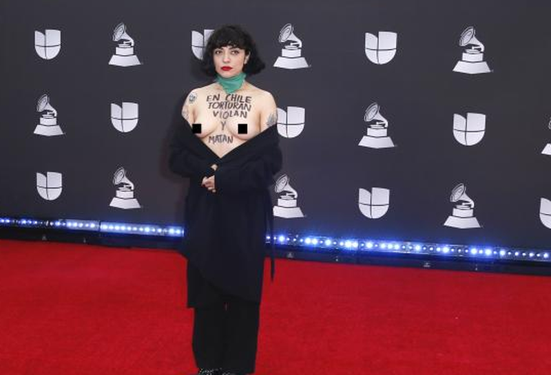 Mon Laferte se desnuda en los Latin Grammy como protesta a su país (Video)