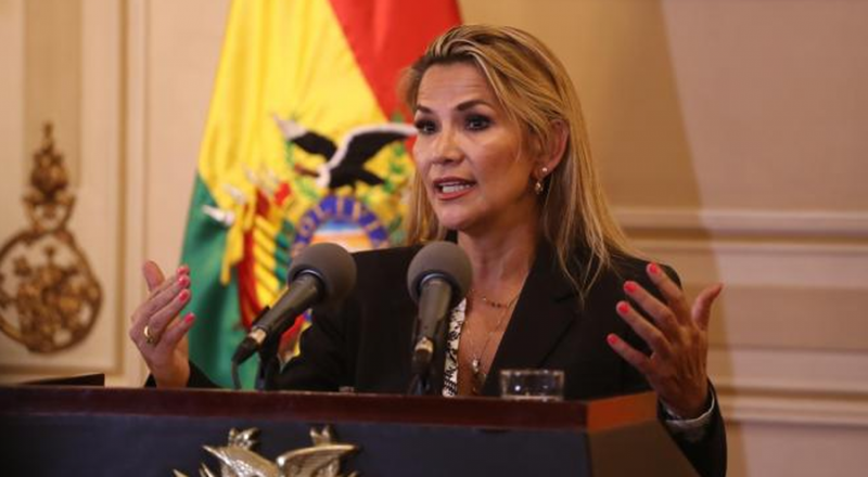 La autoproclamada presidenta de Bolivia teme viajar dentro de su propio paísy
