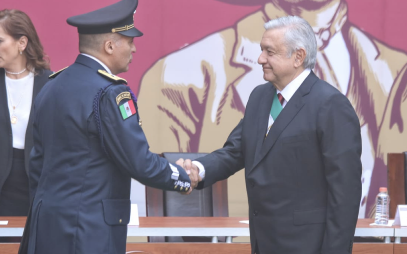 AMLO reconoce a piloto que trajo a Evo a México; entrega insignias y carta de felicitacióny