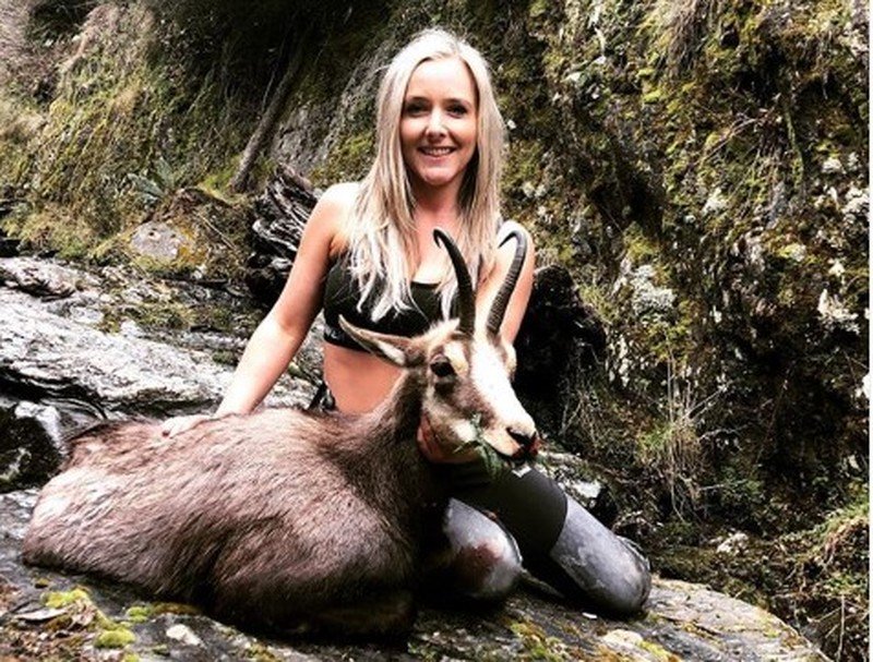 #Fotos Los caza, los mata y posa con ellos en ropa interior para Instagram
