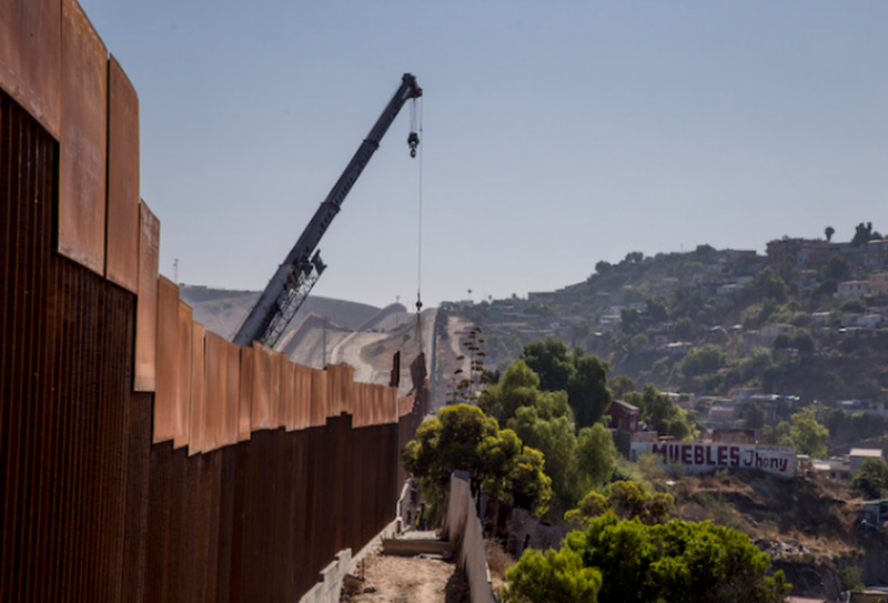 Camioneta atraviesa muro fronterizo con una carga de inmigrantes 