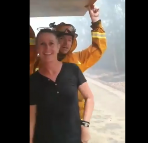Lluvia les alegra el día a bomberos en Australia (Video) 