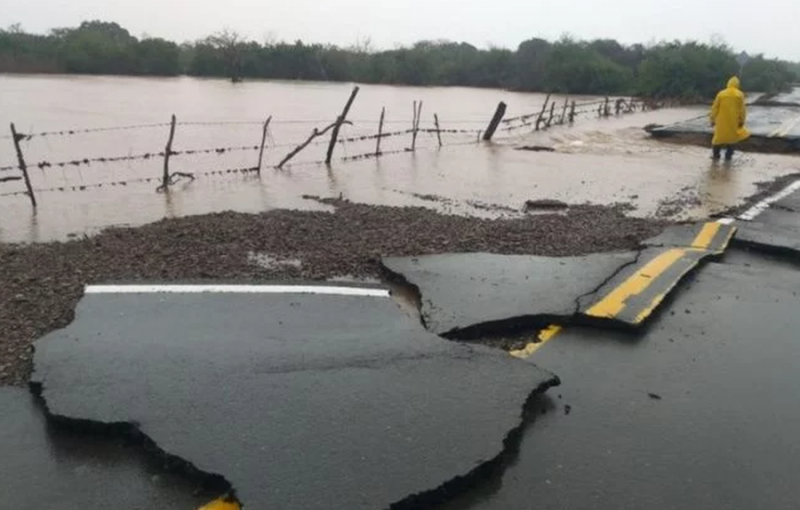 Colapsan carreteras en Sinaloa tras fuertes lluvias