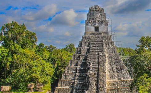 ¡Terrible! Cachan a turistas grafiteando antiguo templo maya de 1,300 años de antigüedad