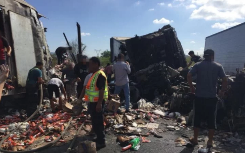 Reportan “rapiña” de despensas tras volcadura de trailer en Sinaloa