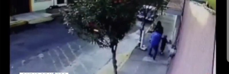 Cámaras de seguridad graban a degenerado siguiendo a mujer para levantarle la falda (VIDEO)