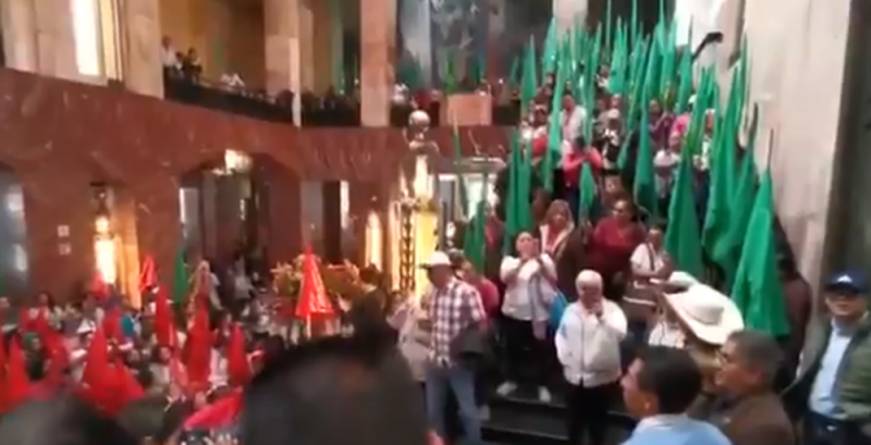Agrupaciones campesinas entran a la fuerza a Bellas Artes para intentar quemar cuadro de Zapata