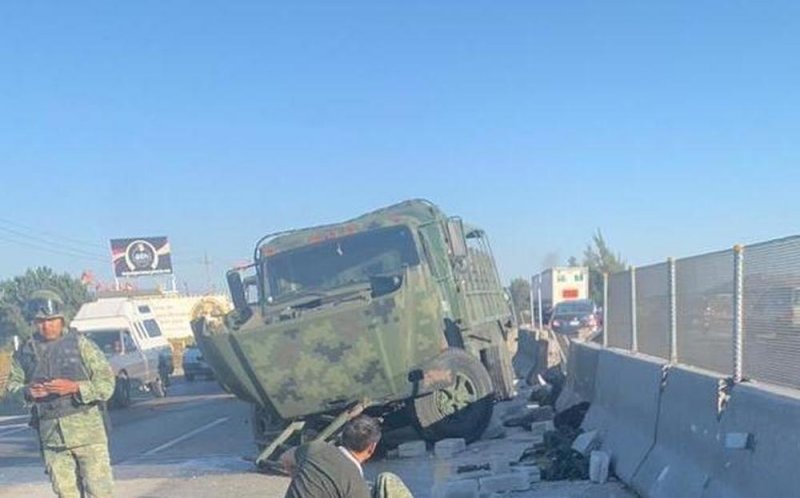 Militares sufren terrible volcadura en la Puebla-Orizaba; hay varios heridos (VIDEO)