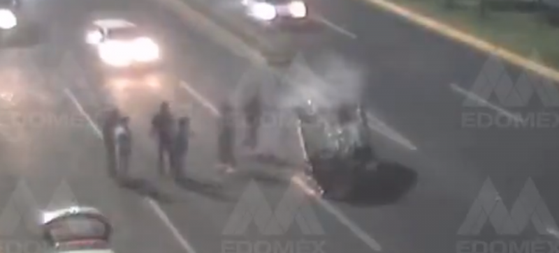 #VideoFuerte Automóvil sale volando de puente en Toluca; mueren todos los ocupantes