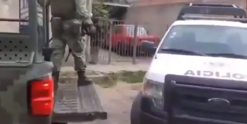 (VÍDEO) Policías de Jalisco protegen al CJNG de los militares ¡Vámonos corruptos!