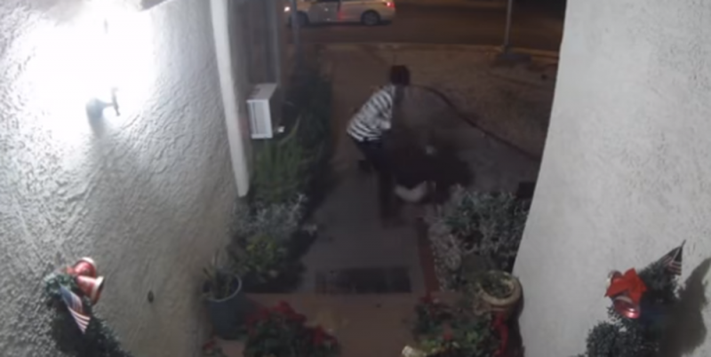 VIDEO: Captan momento en que mujer trata de escapar de su secuestrador