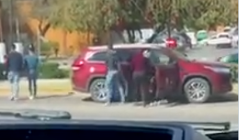  Vídeo: Ladrones despojaron a una familia de su camioneta en San Miguel de Allende