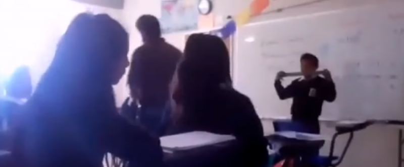 Indigna VIDEO de maestro en Puebla que les tapa la boca a sus alumnos con cinta