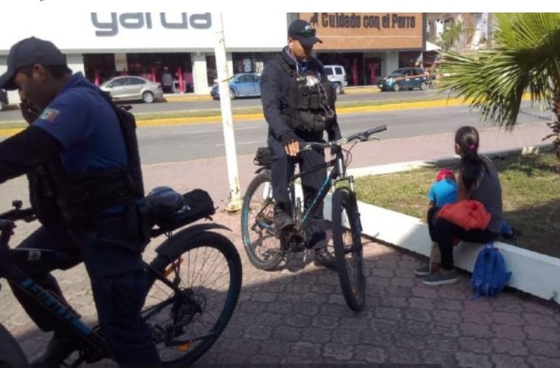 Policías de Ciudad Madero compran medicina a mamá sin recursos