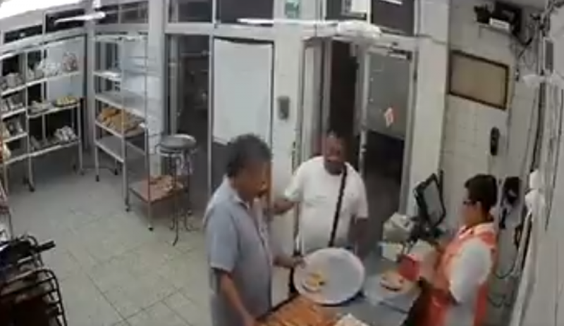 Rateros roban panadería y piden una “orejita” para huir comiendo