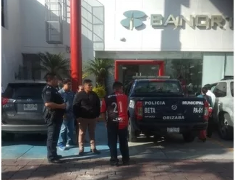 Conejean a empleado de municipio de Veracruz al salir del banco; le roban 320 mil