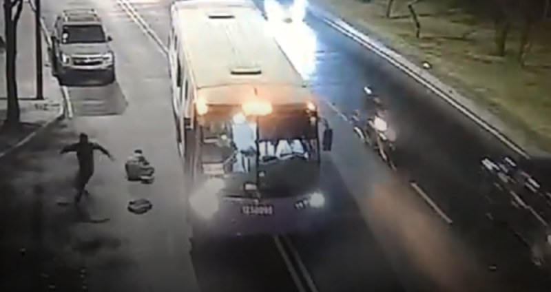 Policía se escabecha a ratas dentro de camión de pasajeros en la CDMX