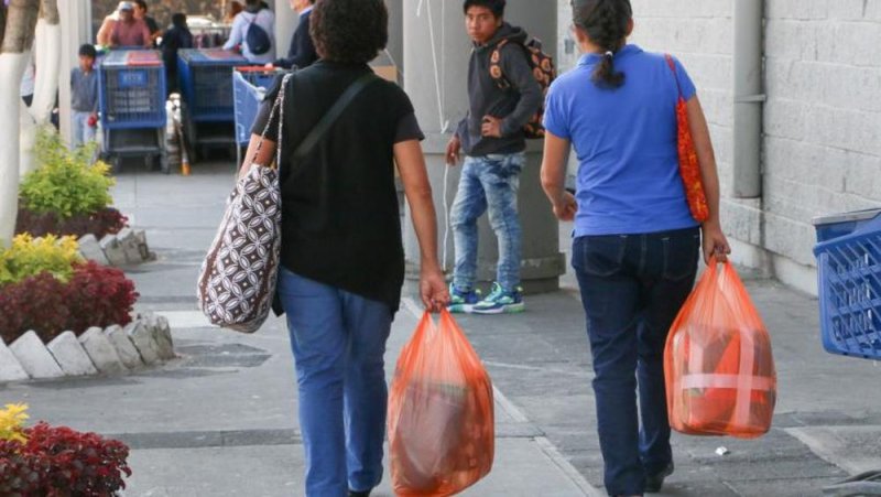 Pequeños comercios podrán ahorrar hasta 10 mil pesos al no dar bolsas de plástico 