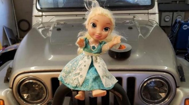 La muñeca Frozen embrujada impacta al mundo, la tiraron y regresó con su familia.