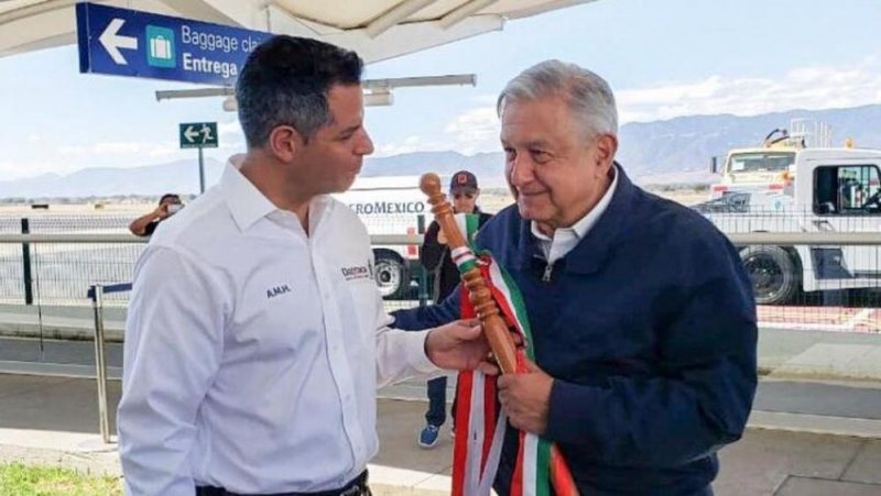 Gobernador de Oaxaca se apunta con $500 para boleto de rifa de avión presidencial (VIDEO)y