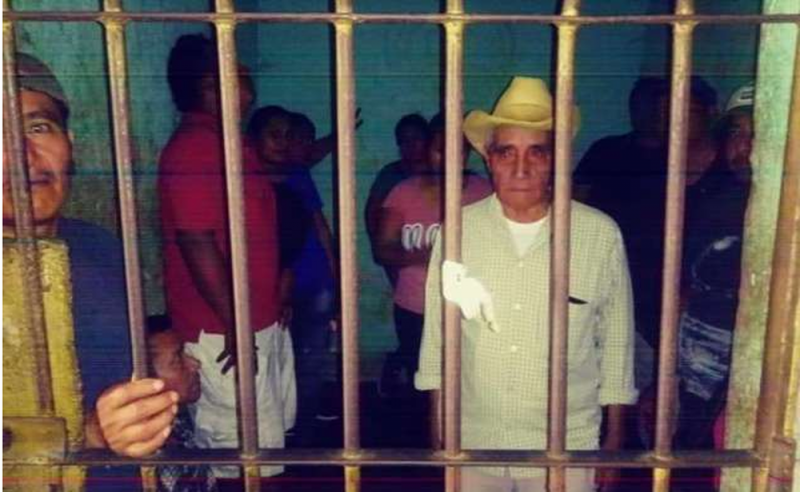 Oposición encarcela a Alcalde de Ayotzinepec, Oaxaca y amenazan con quemarlo vivo