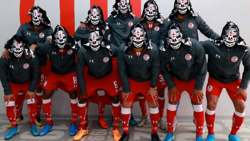 Jugadores del Toluca rinden homenaje póstumo a La Parka y posan con máscara
