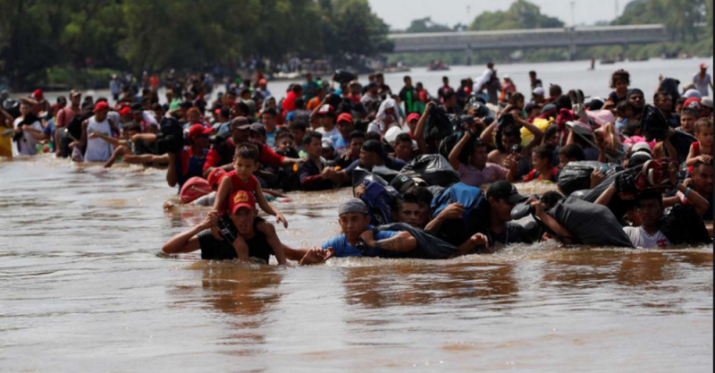 Tras negativa de ingreso, cientos de migrantes atraviesan el Río Suchiate para entrar a México