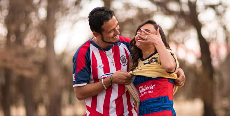 Aficionada del América se cambia a las Chivas por amor a su novio