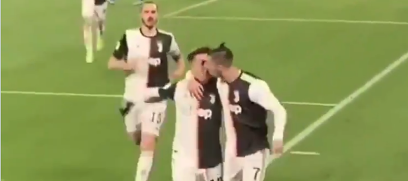 Cristiano Ronaldo da beso en la boca a compañero de la Juventus ¡por error! (VIDEO)y