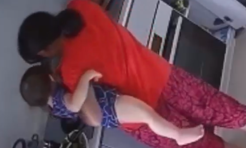 Niñera sumerge mano de bebé como castigo (VIDEO) 