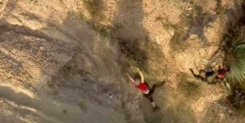 Mujer se salva de milagro tras caer de una montaña (VIDEO FUERTE)