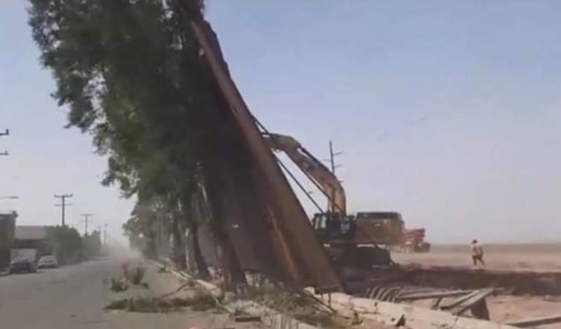 Ráfaga de viento tumba parte del muro fronterizo de EU en Mexicali