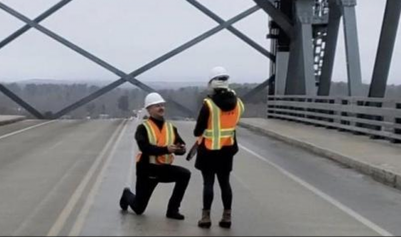 Ingeniero propone matrimonio a su novia en puente levadizo donde se conocieron