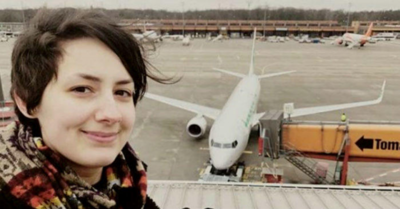 Mujer se enamora de avión y busca quién los case para vivir juntos para siempre