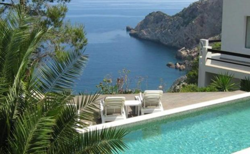 Se busca pareja que cuide mansión en isla de Ibiza, se pagará 103 mil pesosy