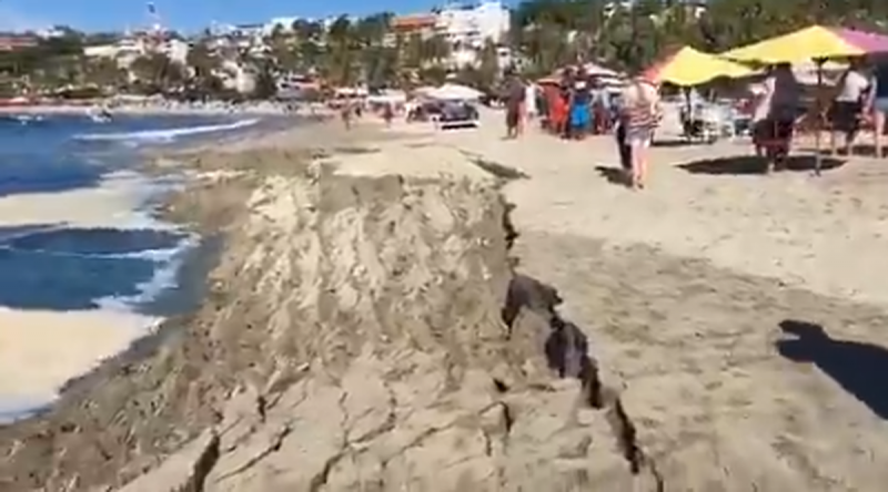 Se hunde playa de Puerto Escondido por efecto de marea alta (VIDEO)
