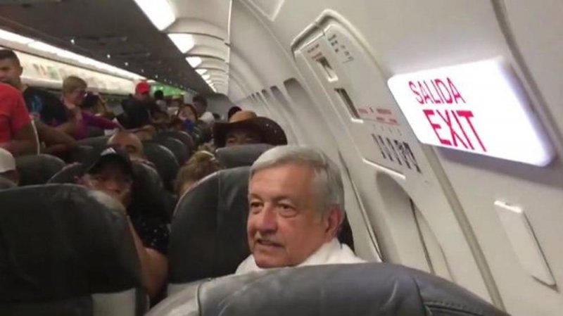73% de mexicanos que vuelan diariamente se sentirían seguros de viajar en el mismo avión que AMLO