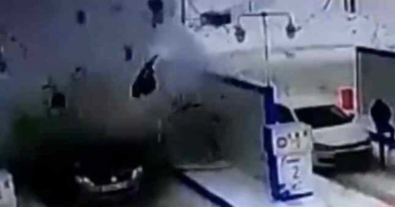 Automóvil explota sorpresivamente en gasolinera, conductor se salva (VIDEO)