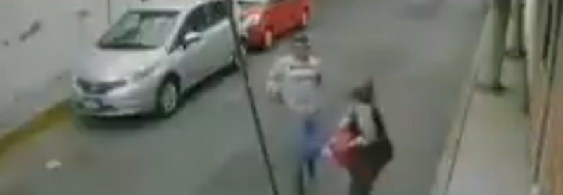 Mujer se defiende y agarra a patadas a ratero que quería asaltarla con pistola en Tlalpan