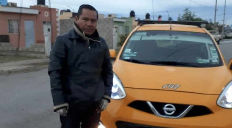 Taxista se hace viral tras regresar 12 mil pesos a pasajera que había olvidado en el taxi