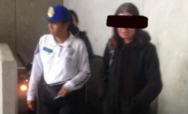 Arrestan a mujer por acosar a un hombre en el Metro de la CDMX