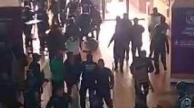 Exhiben en video a policías golpeando brutalmente a indígenas en Chiapas