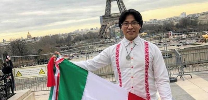 Hidalguense se hace viral al cantar el Hinmo Nacional en Hñähñu frente a la Torre Eiffely