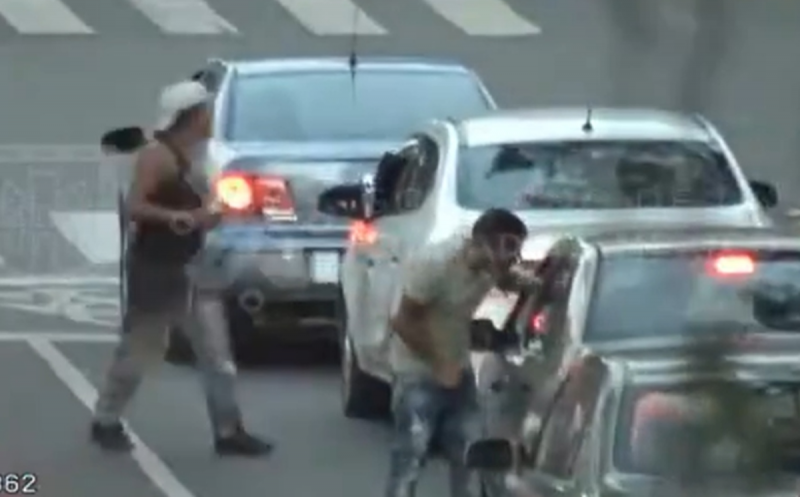 Asaltante encañona a conductor, lo roba y escapa en bicicleta; lo detienen más adelante (VIDEO)y