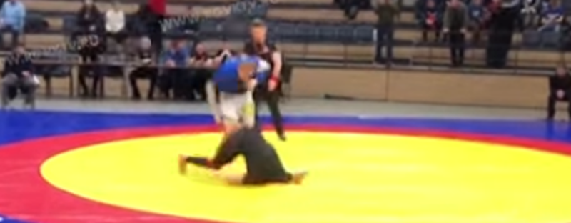 Casi muere atleta ruso en competencia por fractura de cuello 