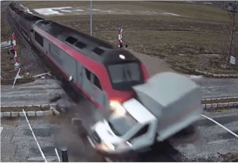 Brutal choque entre un tren y camión (VIDEO)