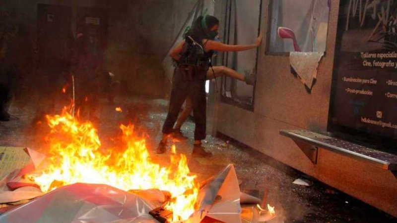 Feministas vandalizan y queman vehículos del diario La Prensa 