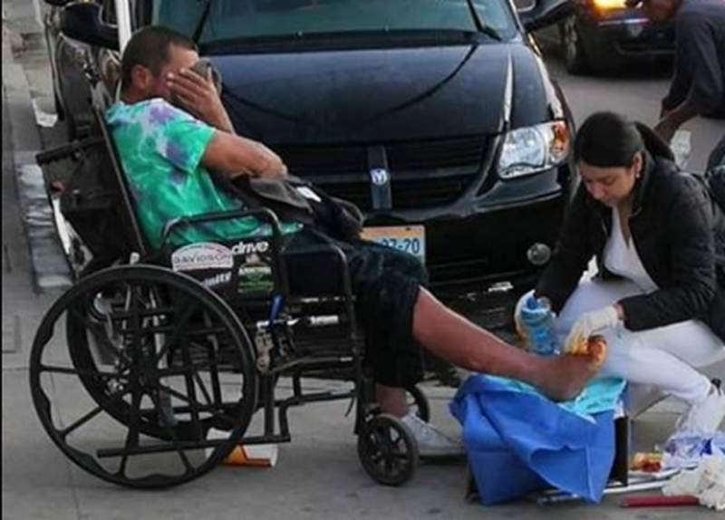 Enfermera se vuelve viral por sanar heridas de un vagabundo 