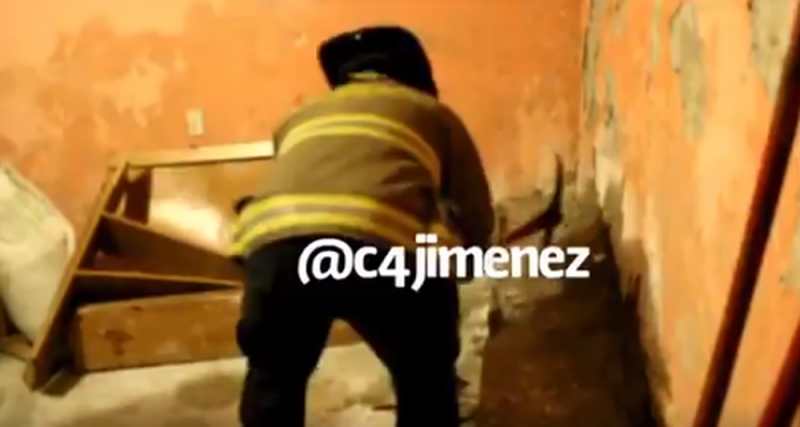 Bomberos sacan cadáver enterrado en la sala de quien fue su amigo (Video)